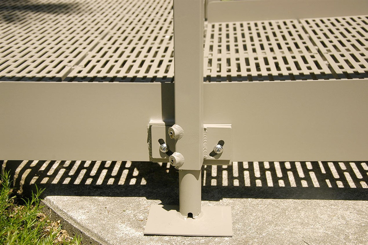 Locking set screw legs